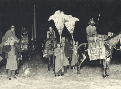 99894 Afbeelding van groep B (Gezant van de burgers van Toenip) in de nachtelijke maskeradeoptocht met als thema ...